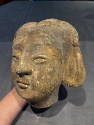 Two Chinese polychrome pottery figures and a female head, Tang — photo 44