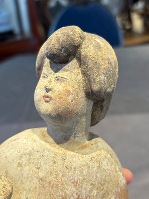 Two Chinese polychrome pottery figures and a female head, Tang — photo 7