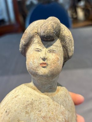 Two Chinese polychrome pottery figures and a female head, Tang — photo 8