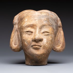 Two Chinese polychrome pottery figures and a female head, Tang — photo 8
