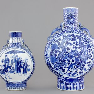 Two Chinese porcelain blue and white moon flasks, 19th C. — photo 1