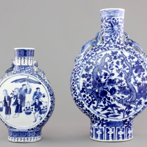 Two Chinese porcelain blue and white moon flasks, 19th C. — photo 2