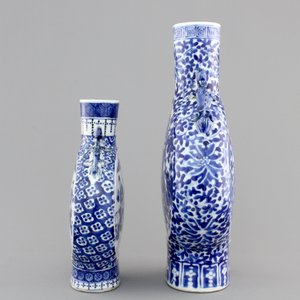Two Chinese porcelain blue and white moon flasks, 19th C. — photo 4