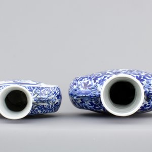 Two Chinese porcelain blue and white moon flasks, 19th C. — photo 5