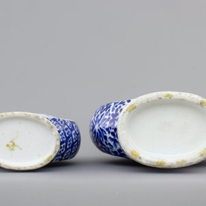 Two Chinese porcelain blue and white moon flasks, 19th C. — photo 6