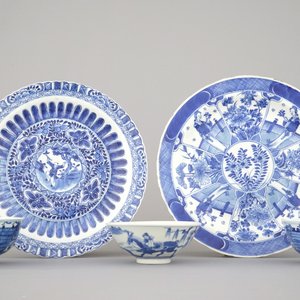 Two Chinese porcelain blue and white plates and three bowls, Kangxi and late Qing dynasty — photo 1
