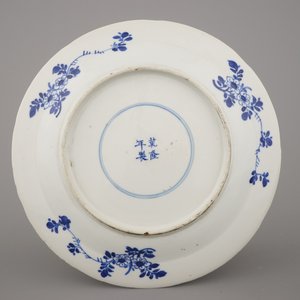 Two Chinese porcelain blue and white plates and three bowls, Kangxi and late Qing dynasty — photo 13