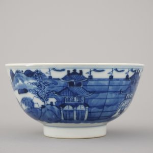 Two Chinese porcelain blue and white plates and three bowls, Kangxi and late Qing dynasty — photo 14