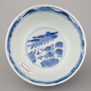 Two Chinese porcelain blue and white plates and three bowls, Kangxi and late Qing dynasty — photo 15