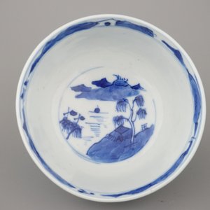 Two Chinese porcelain blue and white plates and three bowls, Kangxi and late Qing dynasty — photo 17