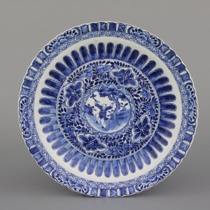 Two Chinese porcelain blue and white plates and three bowls, Kangxi and late Qing dynasty — photo 2