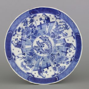 Two Chinese porcelain blue and white plates and three bowls, Kangxi and late Qing dynasty — photo 3