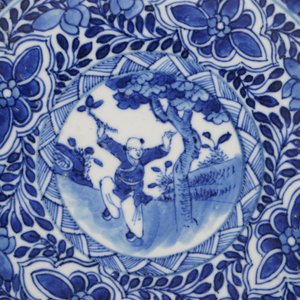 Two Chinese porcelain blue and white plates and three bowls, Kangxi and late Qing dynasty — photo 6