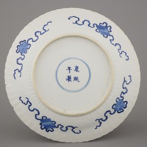 Two Chinese porcelain blue and white plates and three bowls, Kangxi and late Qing dynasty — photo 7