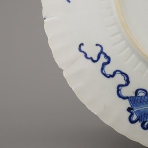 Two Chinese porcelain blue and white plates and three bowls, Kangxi and late Qing dynasty — photo 8