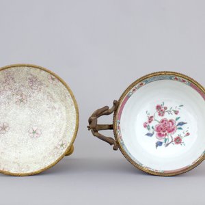 Two Chinese porcelain bowls with gilt bronze mounts, Yongzheng and 19th C. — foto 5
