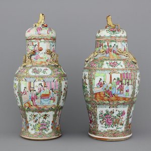 Two Chinese porcelain Canton vases and covers, 19th C. — photo 1