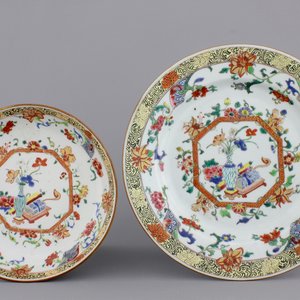 Two Chinese porcelain famille jaune plates, 18th C. — photo 1