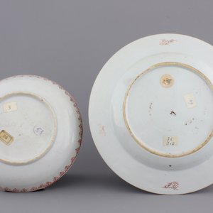 Two Chinese porcelain famille jaune plates, 18th C. — photo 2
