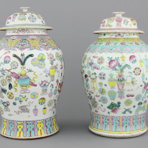 Two Chinese porcelain famille rose jars and covers with scholar's objects, 19th C. — photo 1