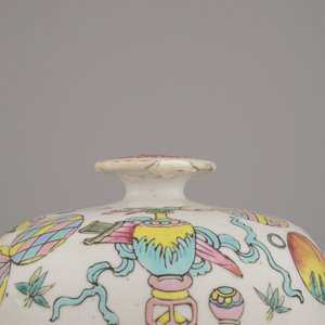 Two Chinese porcelain famille rose jars and covers with scholar's objects, 19th C. — photo 14