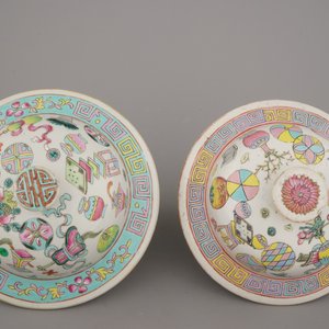 Two Chinese porcelain famille rose jars and covers with scholar's objects, 19th C. — 照片 15