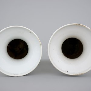 Two Chinese porcelain famille rose vases, probably Yongzheng, 1722-1735 — photo 5