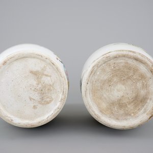 Two Chinese porcelain famille rose vases, probably Yongzheng, 1722-1735 — photo 6
