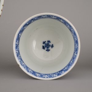 Two Chinese porcelain famille verte plates and a wine cup, Kangxi, 18th C. — photo 12