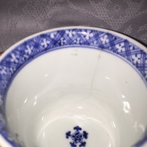 Two Chinese porcelain famille verte plates and a wine cup, Kangxi, 18th C. — photo 5