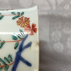 Two Chinese porcelain famille verte plates and a wine cup, Kangxi, 18th C. — photo 6