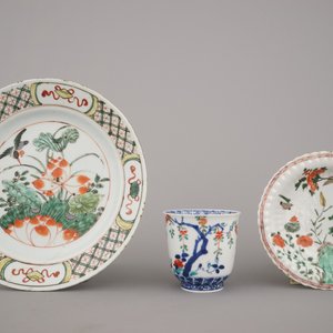 Two Chinese porcelain famille verte plates and a wine cup, Kangxi, 18th C. — photo 7