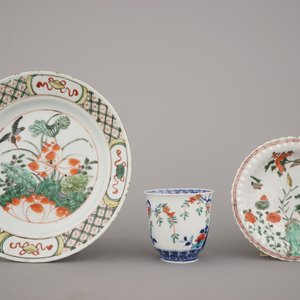 Two Chinese porcelain famille verte plates and a wine cup, Kangxi, 18th C. — photo 10