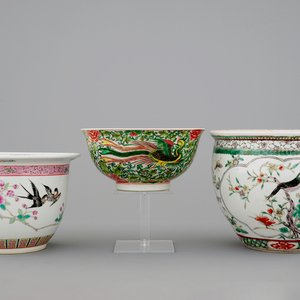 Two Chinese porcelain flower pots and a wucai bowl, 19/20th C. — photo 1
