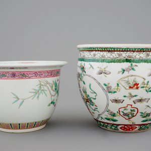 Two Chinese porcelain flower pots and a wucai bowl, 19/20th C. — photo 11