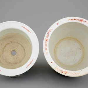 Two Chinese porcelain flower pots and a wucai bowl, 19/20th C. — photo 12