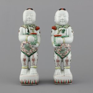 Two Chinese porcelain wucai figures of Hoho brothers, 19th C. — 照片 1