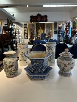 Two Chinese qianjiang cai hat stands, a blue and white jardiniere on stand, a famille rose vase and a covered vase, 19/20th C. — photo 1