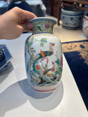 Two Chinese qianjiang cai hat stands, a blue and white jardiniere on stand, a famille rose vase and a covered vase, 19/20th C. — photo 2