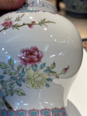Two Chinese qianjiang cai hat stands, a blue and white jardiniere on stand, a famille rose vase and a covered vase, 19/20th C. — photo 28