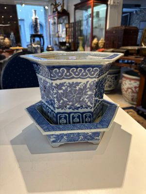 Two Chinese qianjiang cai hat stands, a blue and white jardiniere on stand, a famille rose vase and a covered vase, 19/20th C. — photo 33