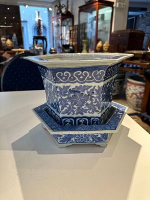 Two Chinese qianjiang cai hat stands, a blue and white jardiniere on stand, a famille rose vase and a covered vase, 19/20th C. — photo 34