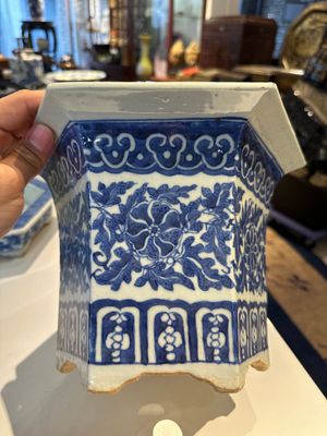 Two Chinese qianjiang cai hat stands, a blue and white jardiniere on stand, a famille rose vase and a covered vase, 19/20th C. — photo 40