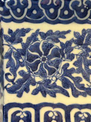 Two Chinese qianjiang cai hat stands, a blue and white jardiniere on stand, a famille rose vase and a covered vase, 19/20th C. — photo 41