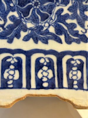 Two Chinese qianjiang cai hat stands, a blue and white jardiniere on stand, a famille rose vase and a covered vase, 19/20th C. — photo 42
