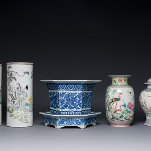 Two Chinese qianjiang cai hat stands, a blue and white jardiniere on stand, a famille rose vase and a covered vase, 19/20th C. — photo 2