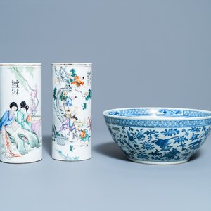 Two Chinese qianjiang cai hat stands and a blue and white bowl, 19/20th C. — 照片 1
