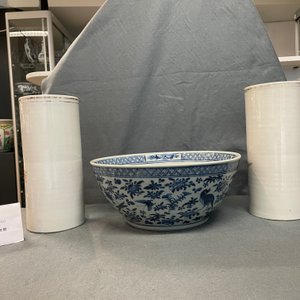 Two Chinese qianjiang cai hat stands and a blue and white bowl, 19/20th C. — 照片 15