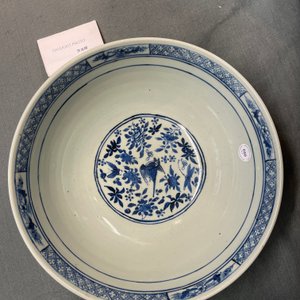 Two Chinese qianjiang cai hat stands and a blue and white bowl, 19/20th C. — 照片 16