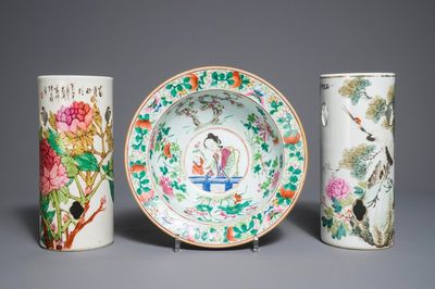 Two Chinese qianjiang cai hat stands and a famille rose bowl, 19/20th C.